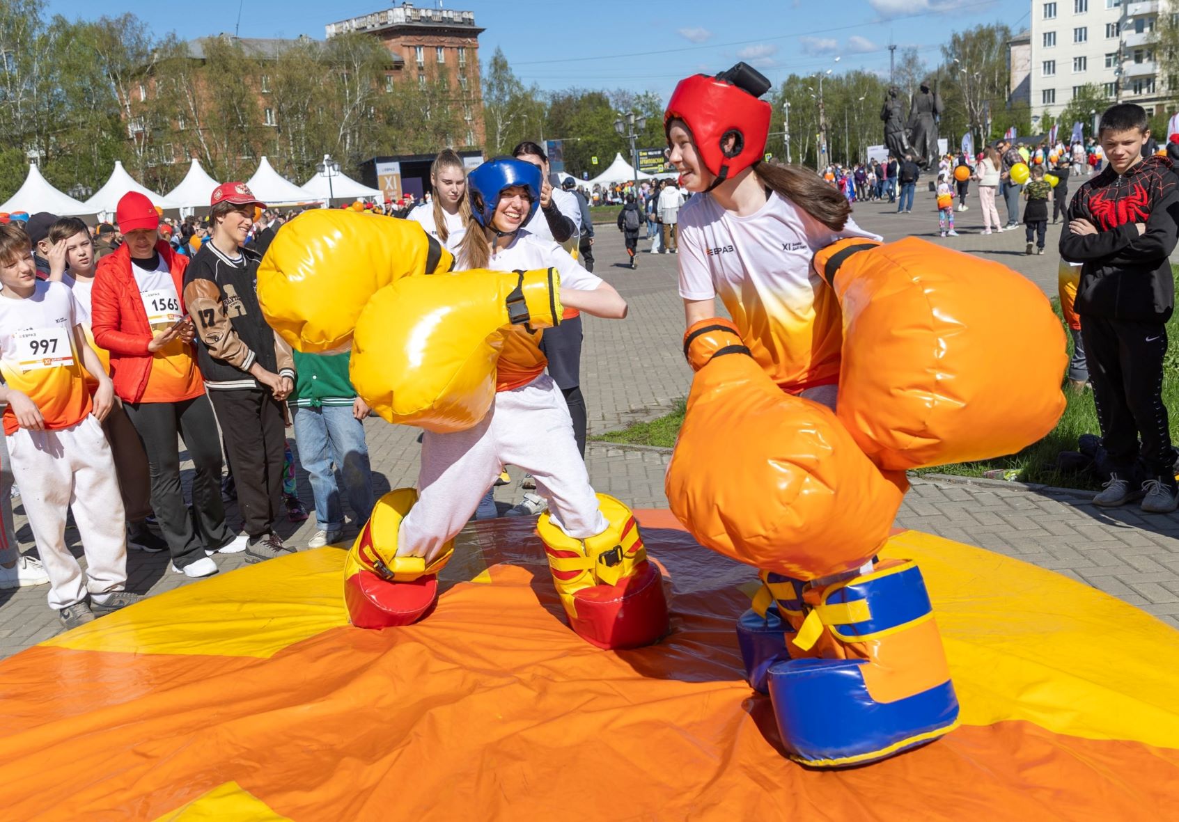 Фото - Сотни любителей спорта приняли участие в благотворительном забеге ЕВРАЗа «Дай пять!» на Урале